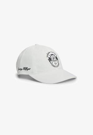 Witte baseballcap met geborduurd embleem 'Stubblelake Golf Club' en tekst 'Tommy Hilfiger' op de voor- en zijpanelen.