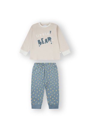 Camisa beige de manga larga con texto "little BEAR" combinada con pantalones azules que presentan pequeños patrones de osos amarillos y letras.