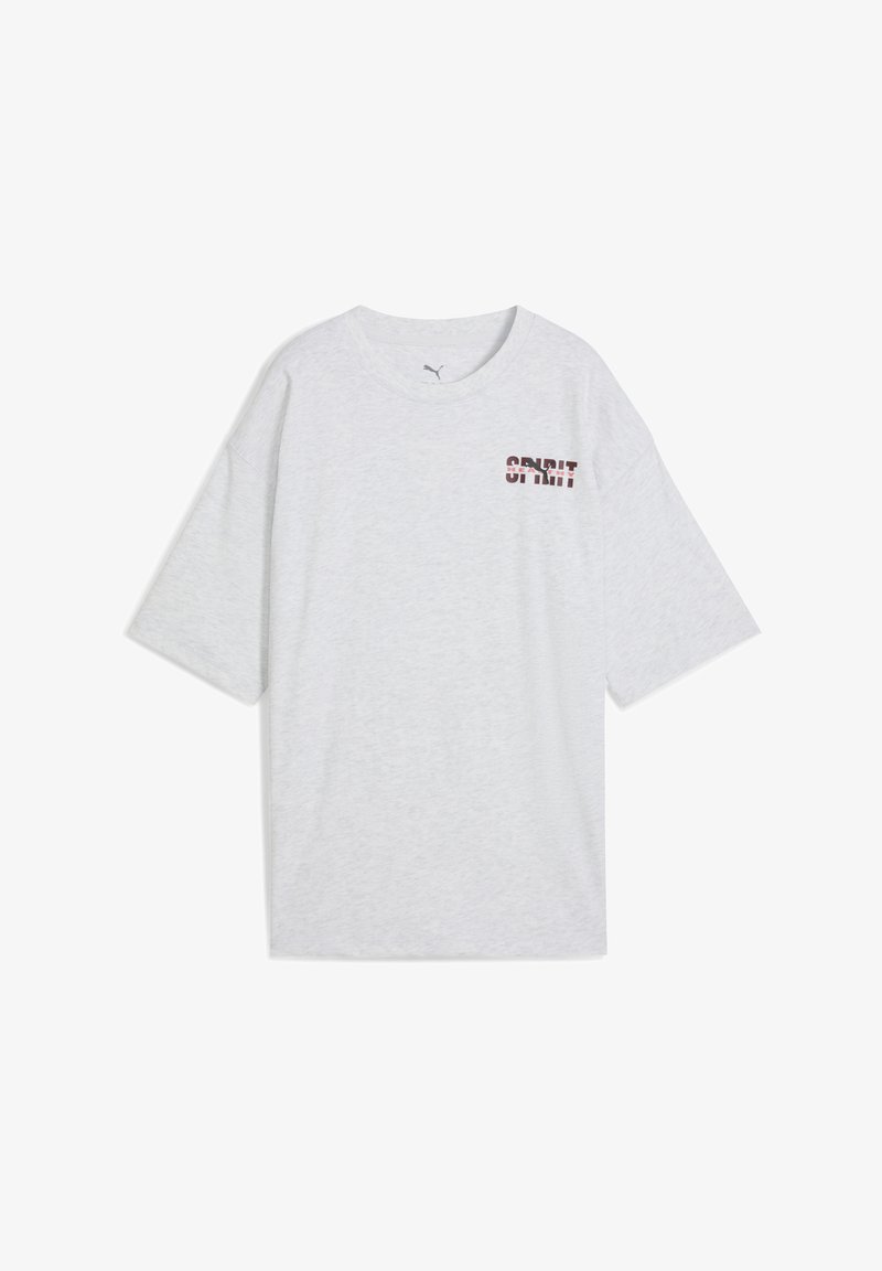 Vaahto harmaa ylisuurten t-paita, jossa on vasemmalla puolella sana "SPIRIT" punaisena ja mustana. Lyhyet hihat ja pyöreä kaula-aukko.