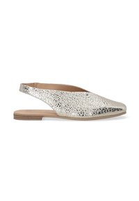 Metaliczne srebrne buty typu slingback z ostrym noskiem, teksturowaną cholewką i płaską drewnianą podeszwą. Gładkie wykończenie i minimalistyczny design.