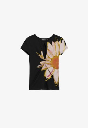 Fekete, rövid ujjú póló, amelyen az egyik oldalon egy nagy, élénk színű margaréta grafika található. Az anyag bordázott textúrájú és egy enyhe gömbölyű kivágással rendelkezik.
