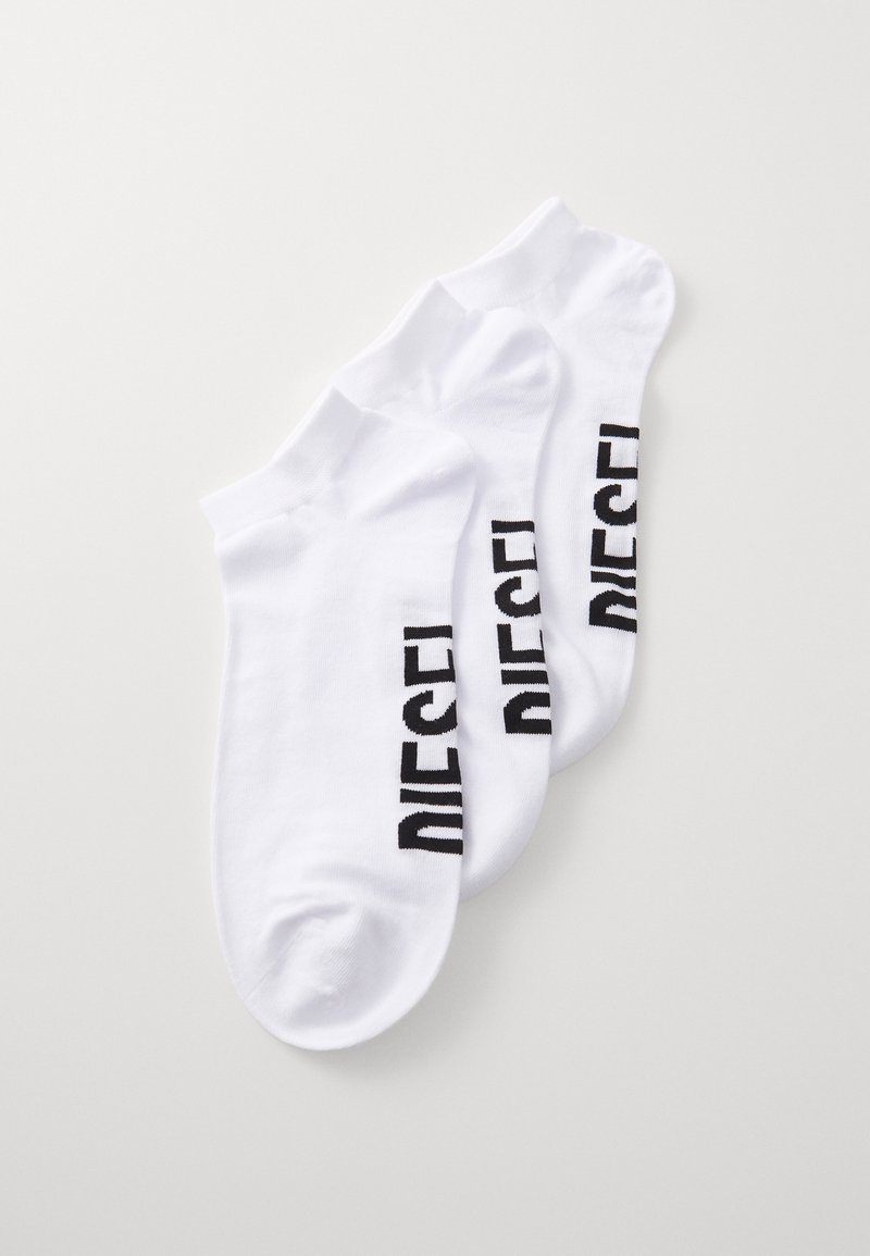 Tre paia di calzini bianchi alla caviglia con il logo nero "DIESEL", realizzati in un morbido misto cotone, con una texture liscia e bordi rinforzati.