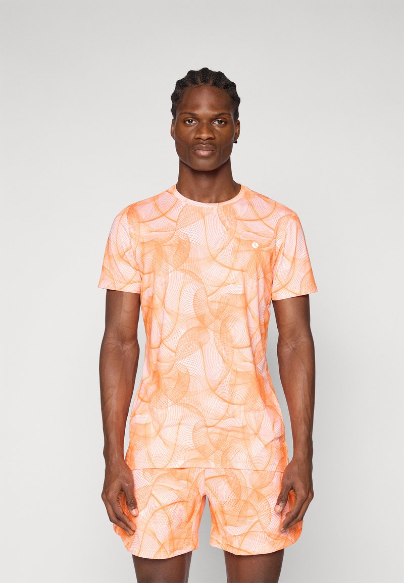 Sæt bestående af en orange mønstret atletiktrøje og shorts, der har et mesh-lignende design med en tætsiddende silhuet og rund halsudskæring.