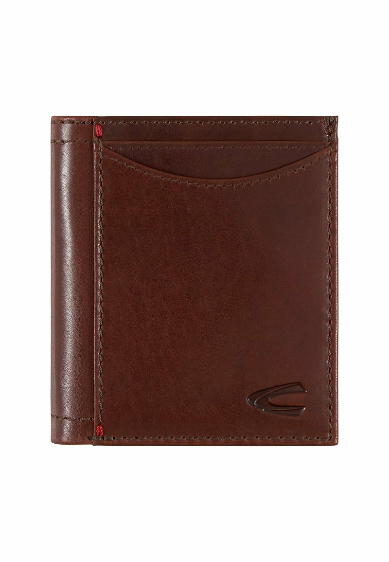 Bruine leren portemonnee met een gladde textuur, voorzien van een gestikte rand, klein reliëflogo en een kaartsleeve aan de voorkant.
