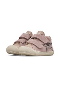 Scarpe in suede rosa per bambini con due cinturini in Velcro, una stella in stampa leopardata come dettaglio e una suola in gomma beige testurizzata.