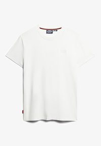 Hvid bomulds t-shirt med rund hals, korte ærmer og et lille broderet logo på brystet; har en kontrasterende indvendig halskant.