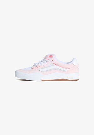 Laag model Vans skate schoen in wit en lichtroze suède met witte veters, gumkleurige zool en rood Vans-logo op de tong en hiel.