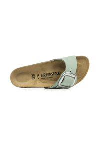Hellgrüne Birkenstock-Sandale mit einem breiten Riemen, silberner Schnalle und Korkfußbett. Größe 38, Made in Germany, auf einem weißen Hintergrund präsentiert.