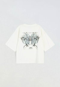 Biała bawełniana koszulka z krótkim rękawem, z dużą graficzną ilustracją na plecach w czarno-niebieskich kolorach oraz luźnym krojem.