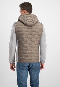 Beige gepolsterte Weste mit einem strukturierten, gesteppten Rücken und einem grauen langärmligen Kapuzen-Design. Verfügt über elastische Bündchen und eine glatte Oberfläche.