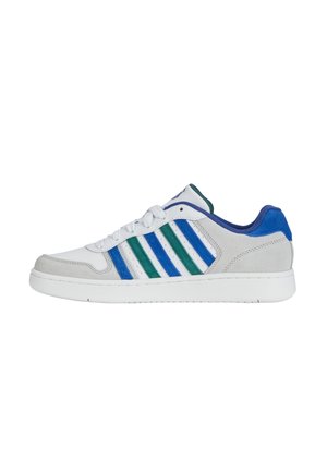 Weißer Sneaker aus Leder und Wildleder mit blauen und grünen Streifen, runder Zehenpartie, Schnürdesign und weißer Gummisohle.