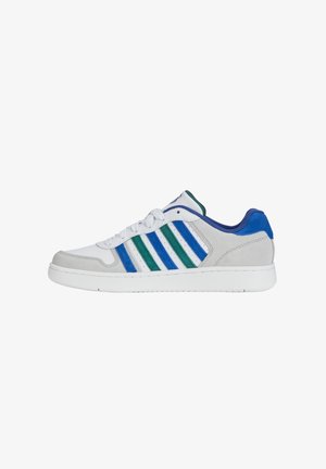 Weißer Sneaker aus Leder und Wildleder mit blauen und grünen Streifen, runder Zehenpartie, Schnürdesign und weißer Gummisohle.