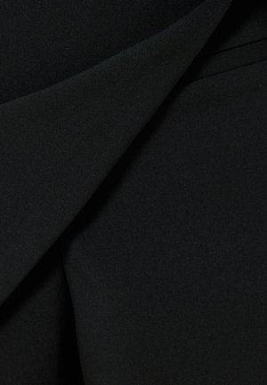 Zwarte stof met een gladde, matte textuur, gekenmerkt door gelaagde plooien en een gestructureerd ontwerp, wat zorgt voor een stijlvolle uitstraling.