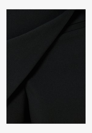 Tessuto nero con una texture liscia e opaca, caratterizzato da pieghe stratificate e un design strutturato, che crea un aspetto elegante.