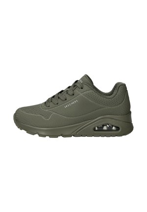 Sneaker Skechers verde oliva con tomaia testurizzata e perforata, chiusura con lacci, colletto imbottito e unità air sole visibile.