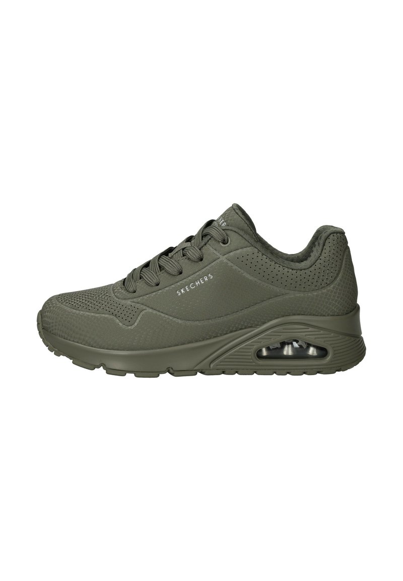 Olijfgroene Skechers sneaker met een gestructureerde en geperforeerde bovenkant, vetersluiting, gevoerde kraag en zichtbare luchtzool.
