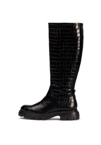 Botas negras hasta la rodilla hechas de cuero sintético texturizado de cocodrilo. Presentan una suela de goma gruesa y un acabado liso y elegante.