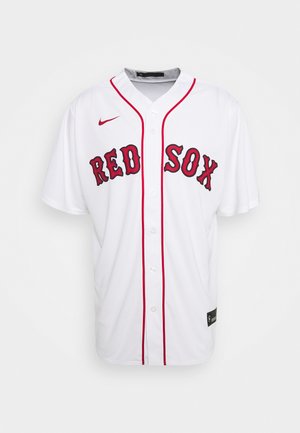 Jersey de béisbol blanco con detalles rojos, con "RED SOX" en letras rojas bordadas, cierre de botones en la parte delantera y mangas cortas. Logo de Nike en el hombro.