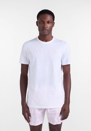 Biała bawełniana koszulka z okrągłym dekoltem i krótkimi rękawami, z jasnoróżową poziomą linią i logo na piersi.