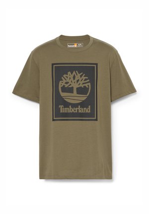 Olivengrøn bomulds t-shirt med et sort rektangulært logo med et træ og teksten 'Timberland'. Korte ærmer, klassisk pasform.