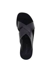 Sandalo scivolato in pelle nera con cinturini incrociati, suola piatta e texture liscia. Nome del marchio "Jules & Jenn" impresso sulla soletta.