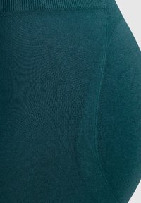 Ciemnoniebieskie legginsy z gładką, elastyczną strukturą i wysokim pasem. Charakteryzują się subtelnym detalem wzdłuż szwu bocznego.