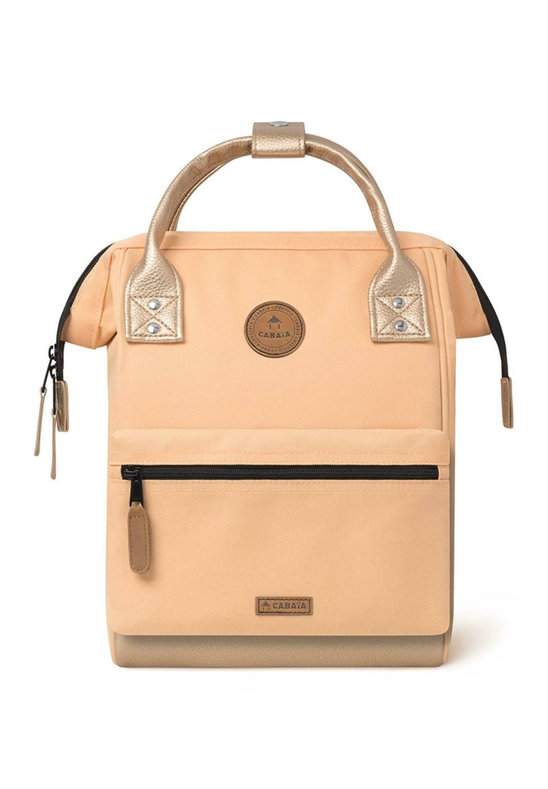 Pfirsichfarbene Canvas-Tasche mit goldenen Akzenten, Tragegriff, vorderer Reißverschlusstasche und Markenlabel. Sie verfügt über eine glatte Textur und ein strukturiertes Design.