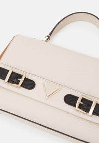 Guess LEVANTE CONVERTIBLE FLAP - Borsa a tracolla - cognac multi