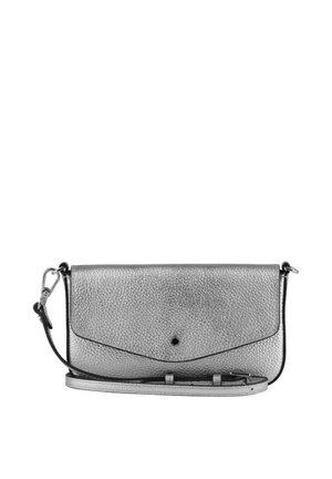 Sac bandoulière en cuir texturé argent avec fermeture à rabat et sangle réglable, présenté sur fond blanc uni.