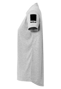 Graues Baumwoll-T-Shirt mit kurzen Ärmeln, das auf dem linken Ärmel mit einem schwarzen rechteckigen Logopatch versehen ist. Einfaches und klassisches Design.