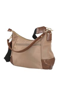 Bolso de hombro marrón y beige, con cuerpo de textil liso, detalles marrón brillantes, un bolsillo delantero con cremallera y herrajes en tono dorado.