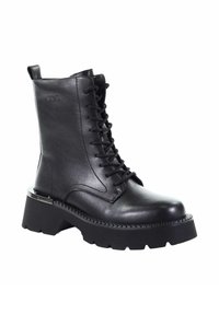 Czarne botki za kostkę na sznurówki, wykonane z gładkiej skóry, z pokaźną podeszwą z akcentem w kolorze srebrnym i z pętelką z tyłu.