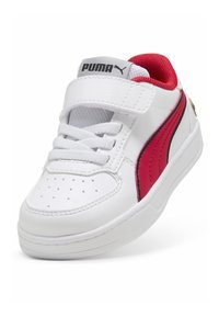 Zapatilla blanca con un upper de cuero liso, que presenta una franja lateral roja y negra, cierre de cordones y un cuello acolchado para mayor comodidad.