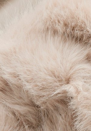 Mjuk, ljusrosa fuskpäls med långa, fina strån. Texturen ser fluffig och plyschig ut, vilket ger en mysig känsla.