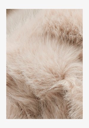 Weicher, hellrosa Kunstpelz mit langen, feinen Strängen. Die Textur wirkt flauschig und plüschig, was einen gemütlichen Look erzeugt.