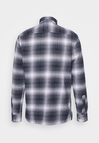 Camisa de manga larga para hombre en patrón de cuadros en azul marino y blanco. Fabricada con tejido texturizado, presenta puños con botones y un cuello.