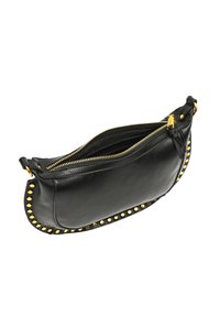 Borsa in pelle nera con una forma curva, caratterizzata da borchie color oro lungo il bordo inferiore e una chiusura zip nella parte superiore.
