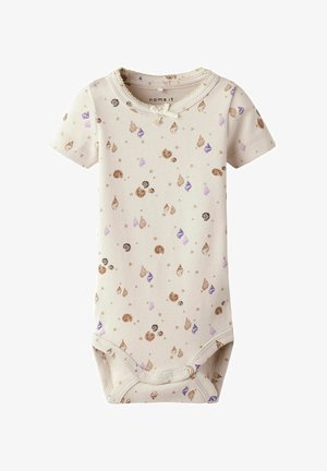 Krótki rękaw bodysuit dla niemowląt w beżowej bawełnie z rozsianym wzorem muszelek w kolorach brązowym, fioletowym i złotym, z zapięciami na zatrzaski na dole.