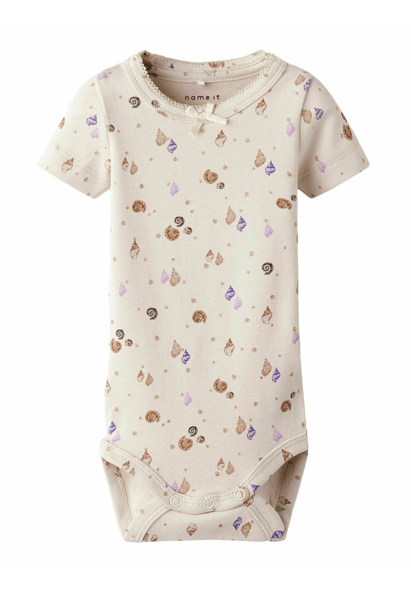 Krótki rękaw bodysuit dla niemowląt w beżowej bawełnie z rozsianym wzorem muszelek w kolorach brązowym, fioletowym i złotym, z zapięciami na zatrzaski na dole.