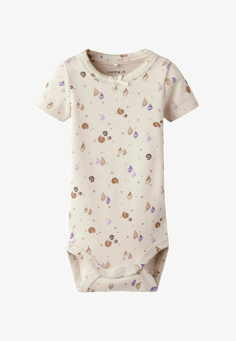 Krótki rękaw bodysuit dla niemowląt w beżowej bawełnie z rozsianym wzorem muszelek w kolorach brązowym, fioletowym i złotym, z zapięciami na zatrzaski na dole.