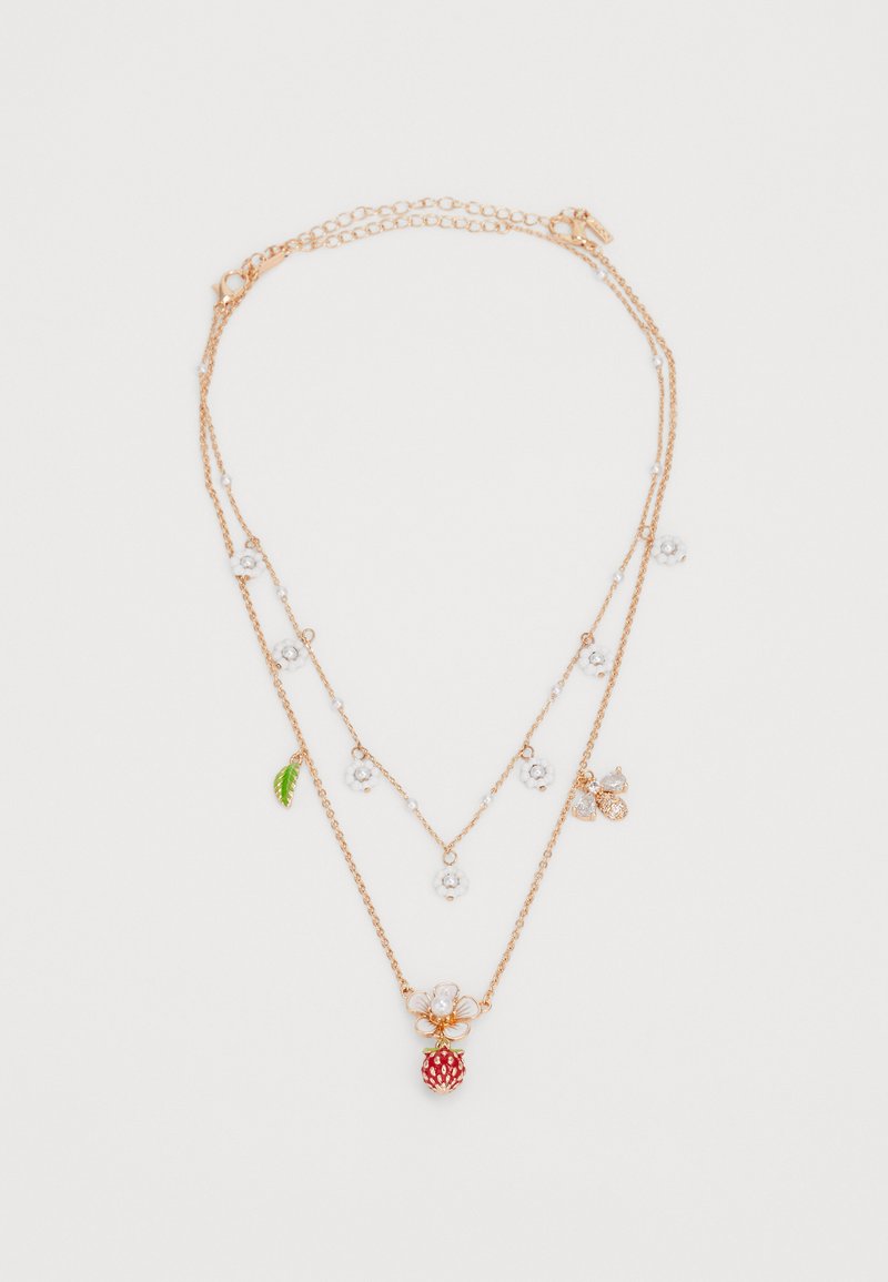 Guldtonet lagdelt halskæde med perleaccent, blomster- og jordbærcharms samt en lille grøn bladdetalje.