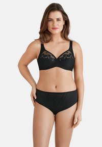 Completo di lingerie nera che include un reggiseno con dettagli in pizzo floreale sui coppe e mutandine a vita alta con accenti ricamati. Texture liscia.