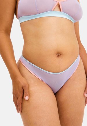 Lätt lila bikini med blå och rosa detaljer. Har genomskinligt tyg, låg midja och en slät textur.