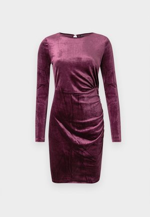 Vestido de veludo roxo com mangas longas, apresentando um decote redondo e detalhes franzidos na cintura. Textura suave e design até ao joelho.