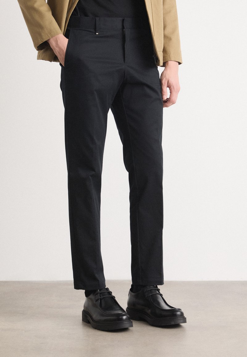 BOSS GENIUS - Nohavice chinos - black