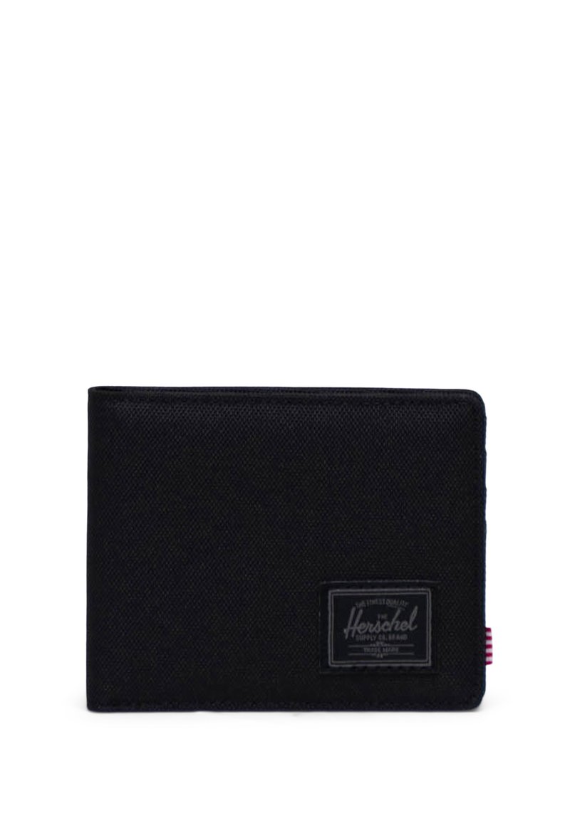 Zwarte stoffen portemonnee met een gestructureerd oppervlak, voorzien van een merkpatch en een rood-wit gestreepte accent aan de zijkant. Compacte rechthoekige vorm.