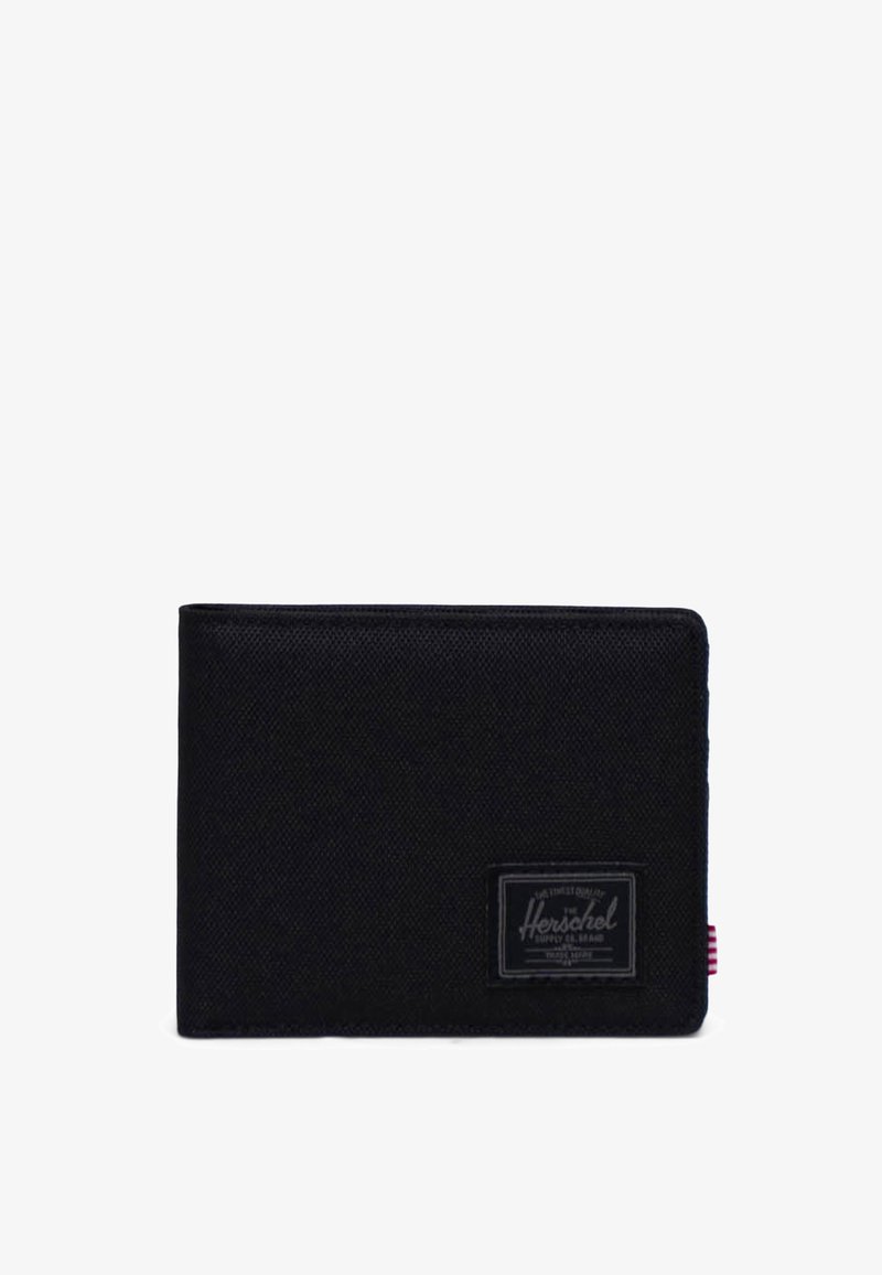 Zwarte stoffen portemonnee met een gestructureerd oppervlak, voorzien van een merkpatch en een rood-wit gestreepte accent aan de zijkant. Compacte rechthoekige vorm.