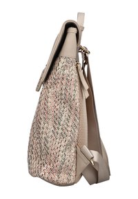 Sac à dos beige avec panneau avant à texture tissée, bretelles réglables, fermeture à rabat et ferrures dorées, vu de côté.