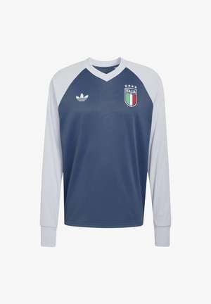 Camiseta deportiva de manga larga en azul marino y blanco con escudo de la bandera de Italia y logo de Adidas en el pecho.