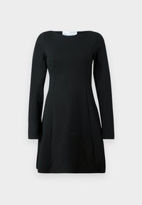 Svart langermet kjole med båtutringning, tettsittende liv og utbroderte skjørt. Laget av glatt, elastisk stoff med subtile sømdetaljer.
